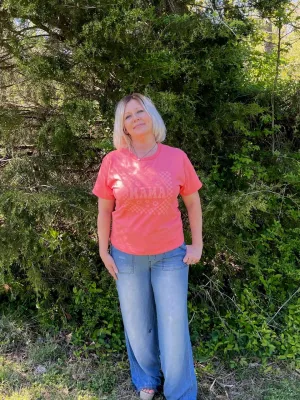 MAMA CHECKERED DAISY CORAL GRAPHIC TEE